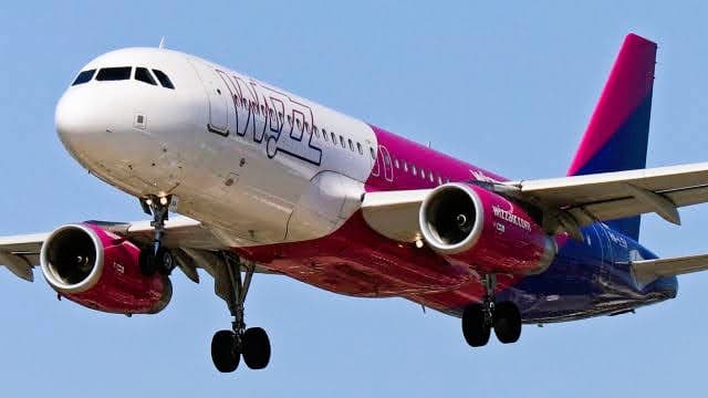 wizzair plane coming in to land